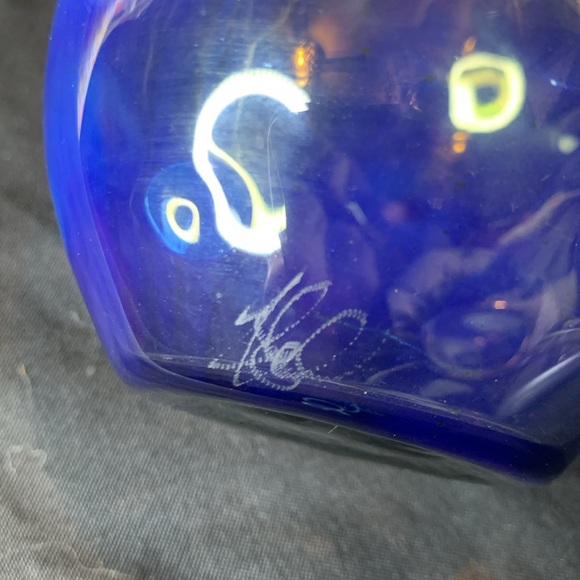 Hand blown artist signed neon blue coin dot stemless wineglasses - Picture 4 of 12